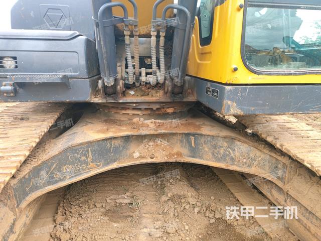 大臂根部?斜視(工作和回轉(zhuǎn)裝置) 大臂根部?斜視(工作和回轉(zhuǎn)裝置)