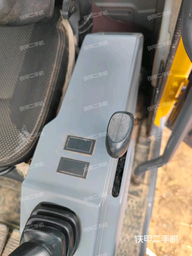 座椅右側(cè)控制臺/鑰匙門/油門/含右手柄(駕駛室部分) 座椅右側(cè)控制臺/鑰匙門/油門/含右手柄(駕駛室部分)