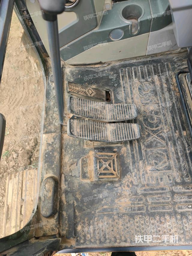 行走控制手柄和踏板?俯拍(駕駛室部分) 行走控制手柄和踏板?俯拍(駕駛室部分)