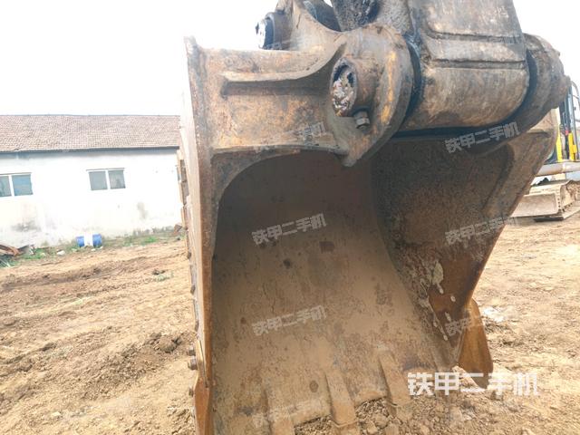 鏟斗右后整體(工作和回轉(zhuǎn)裝置) 鏟斗右后整體(工作和回轉(zhuǎn)裝置)