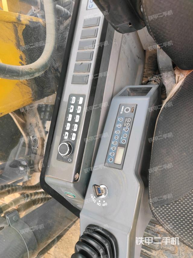 座椅左側(cè)控制臺/音響/含左手柄(駕駛室部分) 座椅左側(cè)控制臺/音響/含左手柄(駕駛室部分)