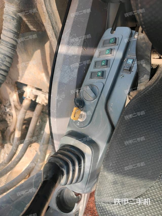 座椅左側(cè)控制臺(tái)/音響/含左手柄(駕駛室部分) 座椅左側(cè)控制臺(tái)/音響/含左手柄(駕駛室部分)