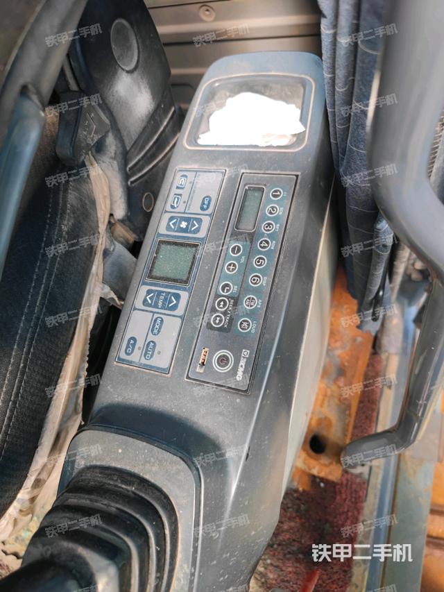 座椅右側(cè)控制臺(tái)/鑰匙門(mén)/油門(mén)/含右手柄(駕駛室部分) 座椅右側(cè)控制臺(tái)/鑰匙門(mén)/油門(mén)/含右手柄(駕駛室部分)