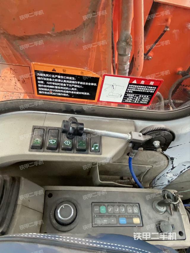 座椅左侧控制台/音响/含左手柄（驾驶室部分）