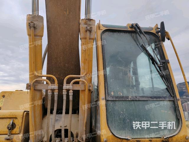 大臂油缸整体 竖拍（工作和回转装置）