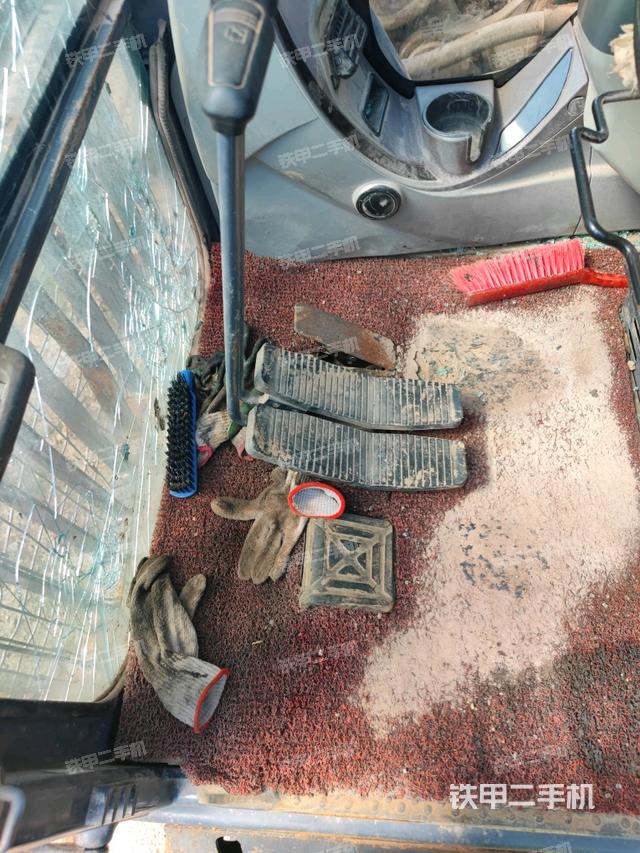 行走控制手柄和踏板?俯拍（駕駛室部分）