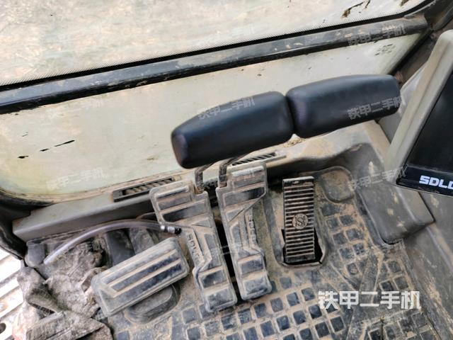 行走控制手柄和踏板 俯拍（驾驶室部分）