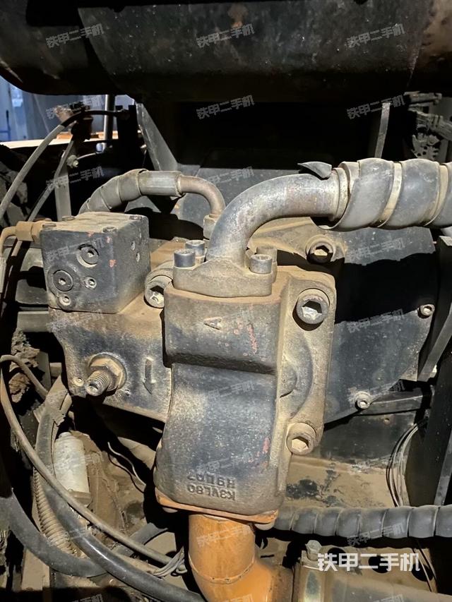 液压泵舱室正面整体（整机外观）