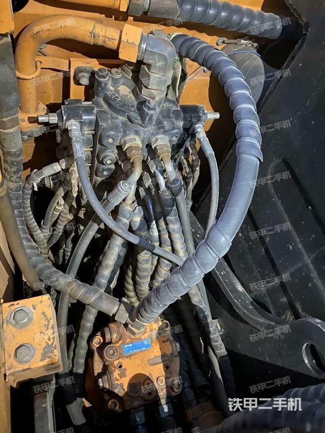 回转马达和主控阀（整机外观）