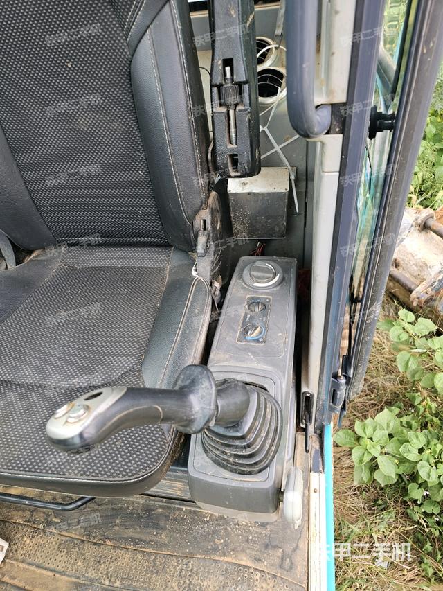 座椅左侧控制台/音响/含左手柄（驾驶室部分）