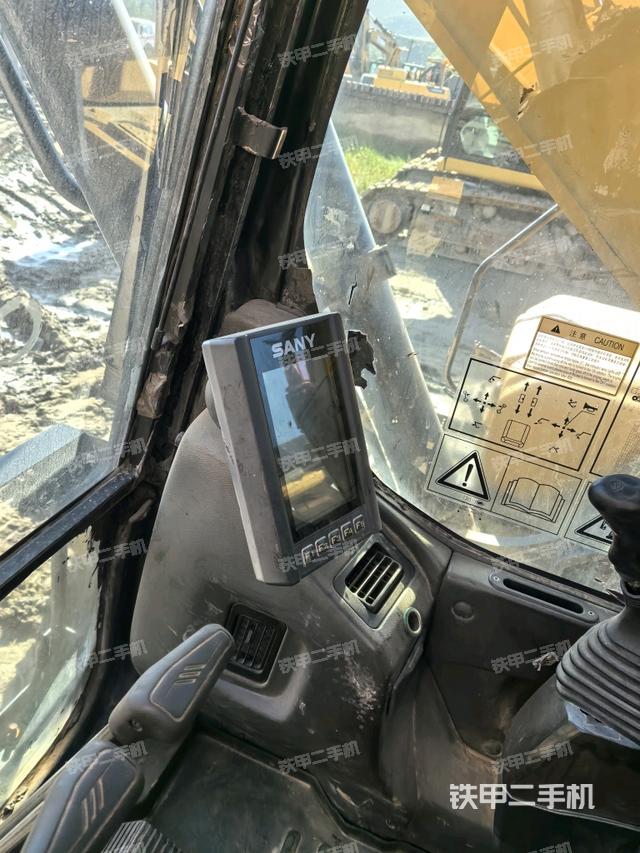 后窗玻璃角标（驾驶室部分）