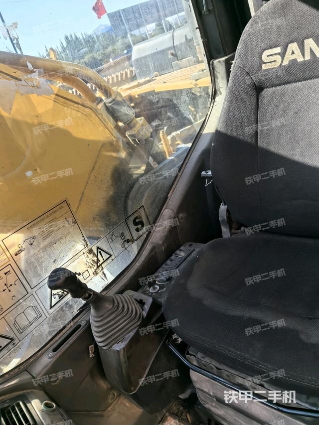 座椅右侧控制台/钥匙门/油门/含右手柄（驾驶室部分）