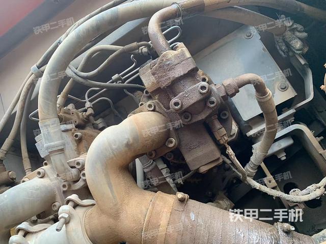 液壓泵艙室正面整體（整機外觀）