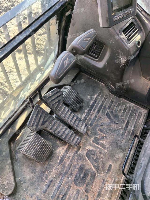 行走控制手柄和踏板 俯拍（驾驶室部分）