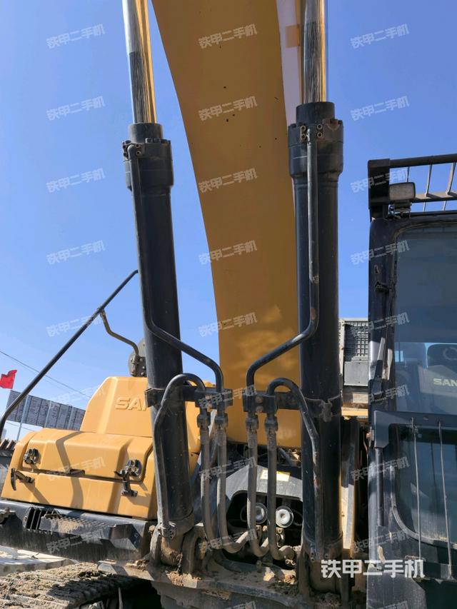 大臂油缸整体 竖拍（工作和回转装置）