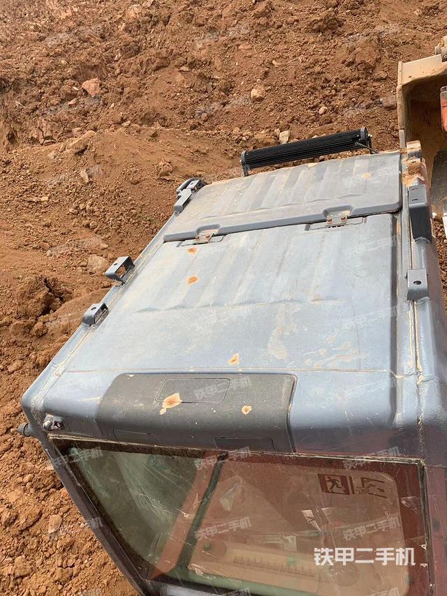 駕駛室頂部（整機外觀）