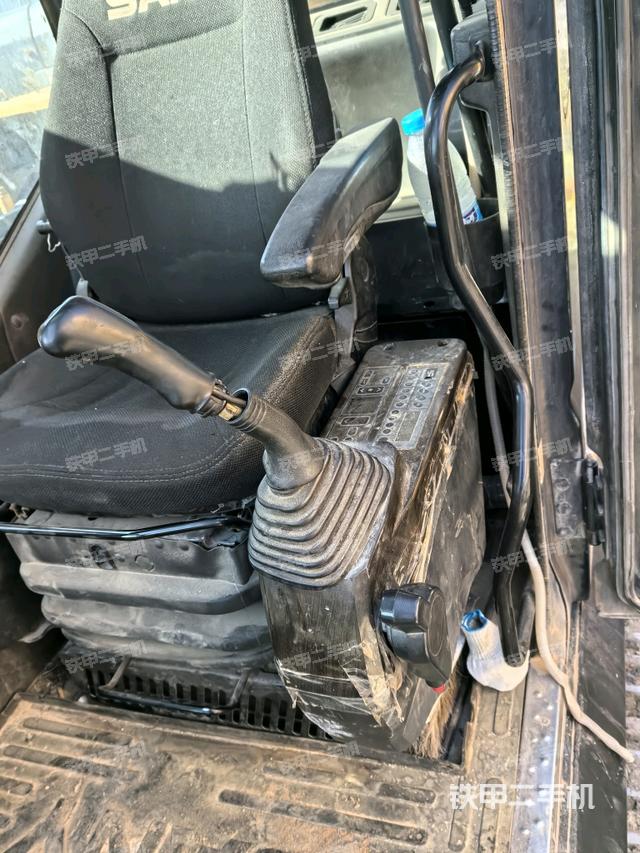 座椅左侧控制台/音响/含左手柄（驾驶室部分）