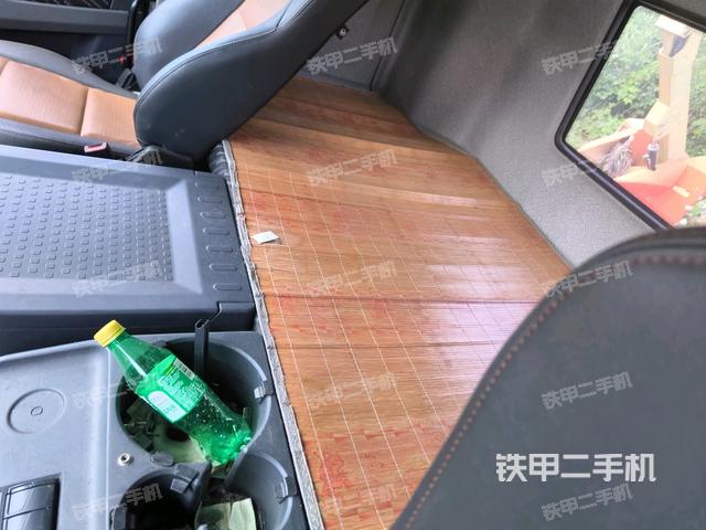 駕駛室正側(cè)（駕駛室/操作室）