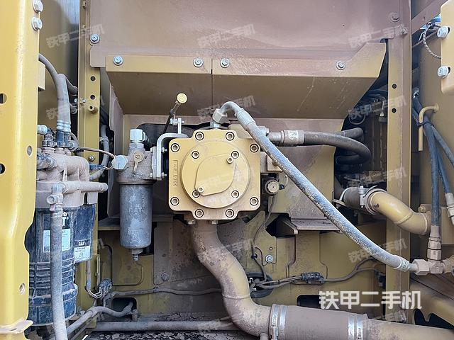 液压泵舱室正面整体（整机外观）