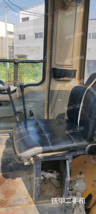 駕駛室內(nèi)部(駕駛室部分) 駕駛室內(nèi)部(駕駛室部分)