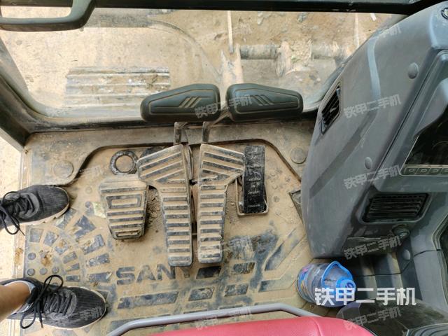 行走控制手柄和踏板 俯拍（驾驶室部分）