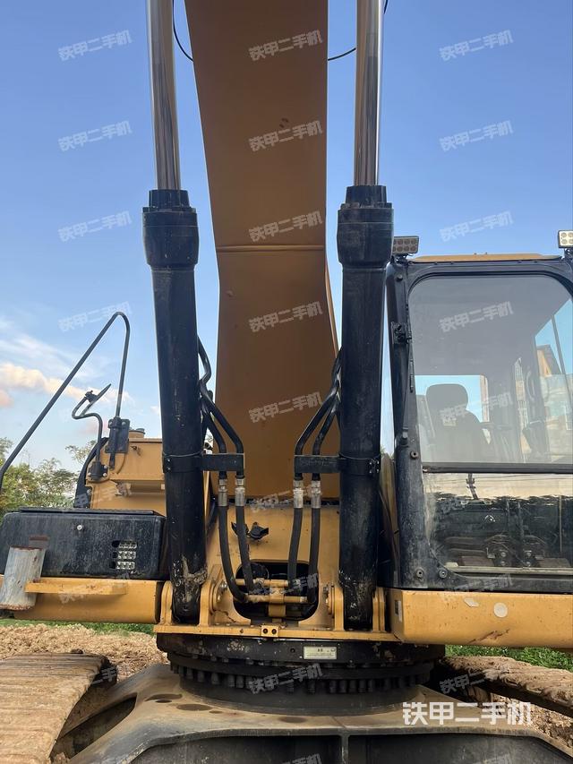 大臂油缸整体 竖拍（工作和回转装置）