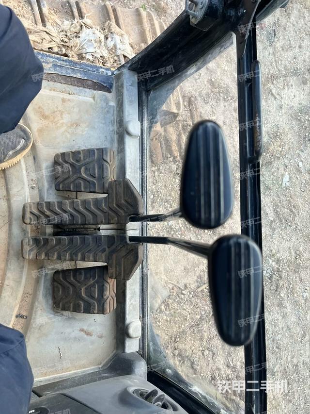 行走控制手柄和踏板 俯拍（驾驶室部分）