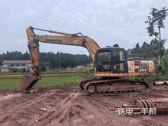 小松PC220-8挖掘机