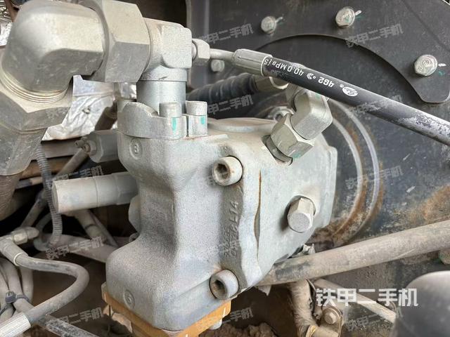 液压泵舱室正面整体（整机外观）