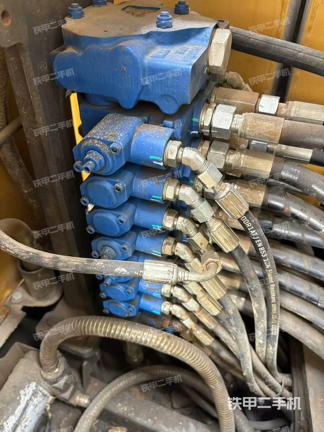 回转马达和主控阀（整机外观）