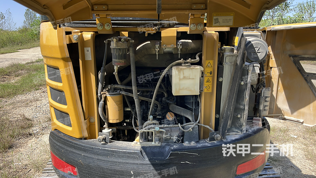 回轉(zhuǎn)馬達(dá)和主控閥（整機(jī)外觀）