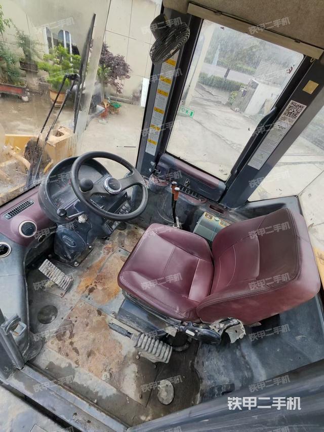 駕駛室工作臺(tái)（整機(jī)外觀及大件）