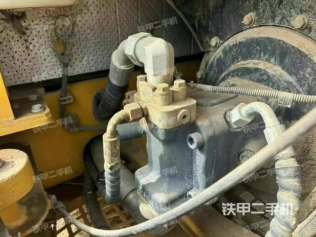 液压泵舱室正面整体（整机外观）