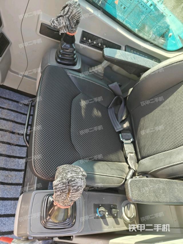座椅右侧控制台/钥匙门/油门/含右手柄（驾驶室部分）