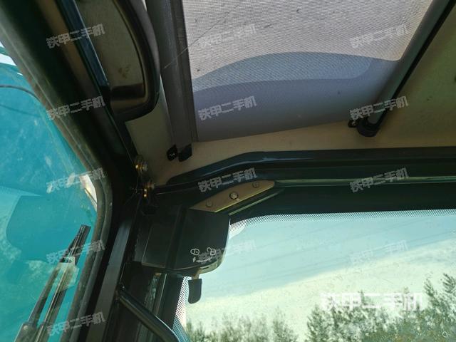 行走控制手柄和踏板 俯拍（驾驶室部分）