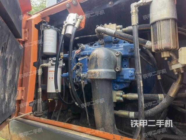 液压泵舱室正面整体（整机外观）