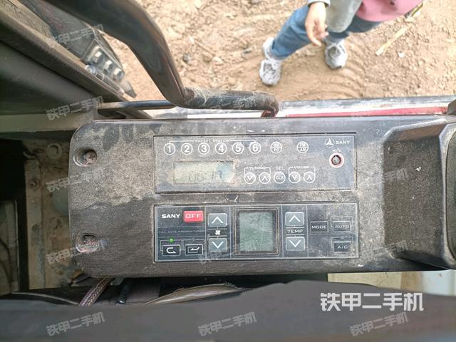 座椅左侧控制台/音响/含左手柄（驾驶室部分）