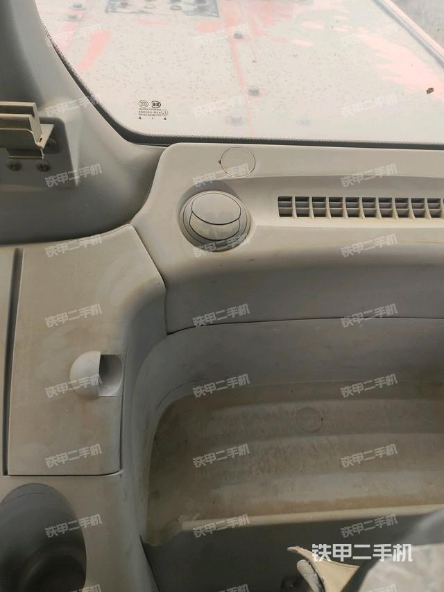 行走控制手柄和踏板 俯拍（驾驶室部分）