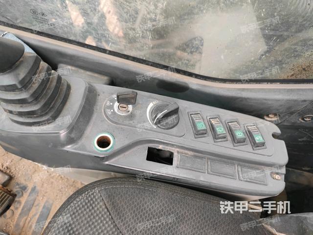 座椅左側(cè)控制臺/音響/含左手柄（駕駛室部分）