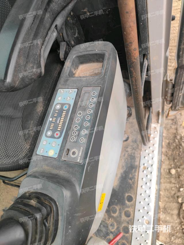 座椅右側(cè)控制臺/鑰匙門/油門/含右手柄（駕駛室部分）