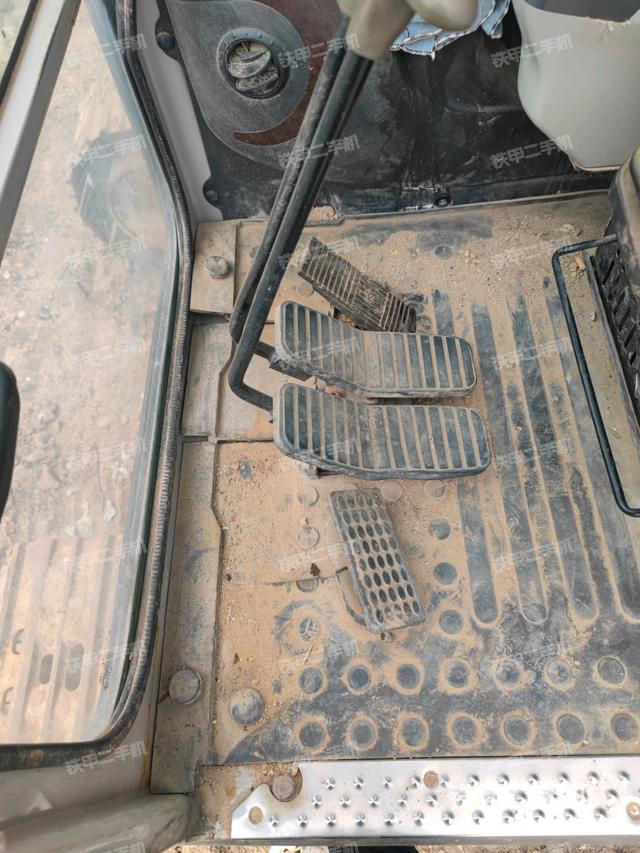 行走控制手柄和踏板?俯拍（駕駛室部分）