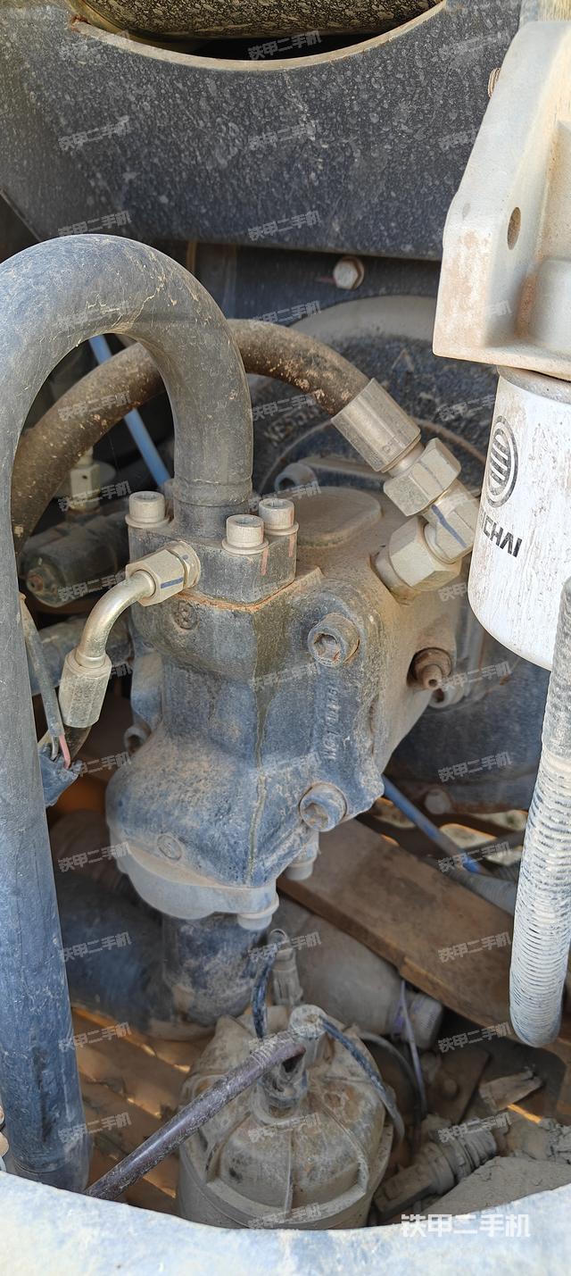 液壓泵艙室正面整體（整機外觀）