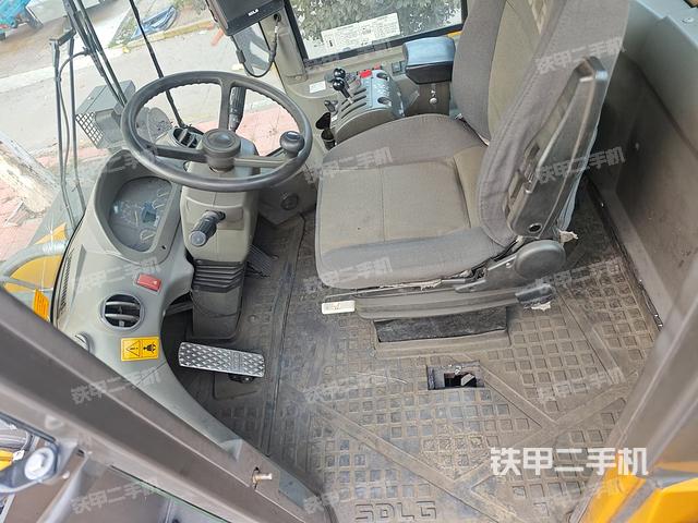 駕駛室內(nèi)部（駕駛室部分）