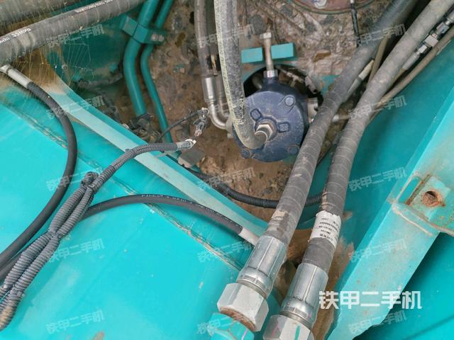 中央回轉(zhuǎn)接頭特寫(xiě)（上車(chē)部件）