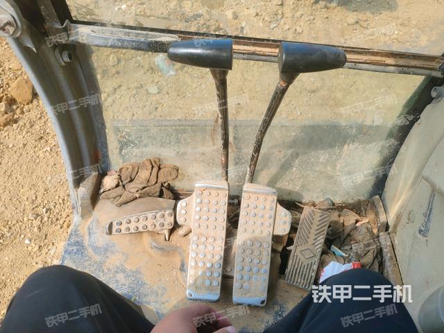 行走控制手柄和踏板?俯拍（駕駛室部分）