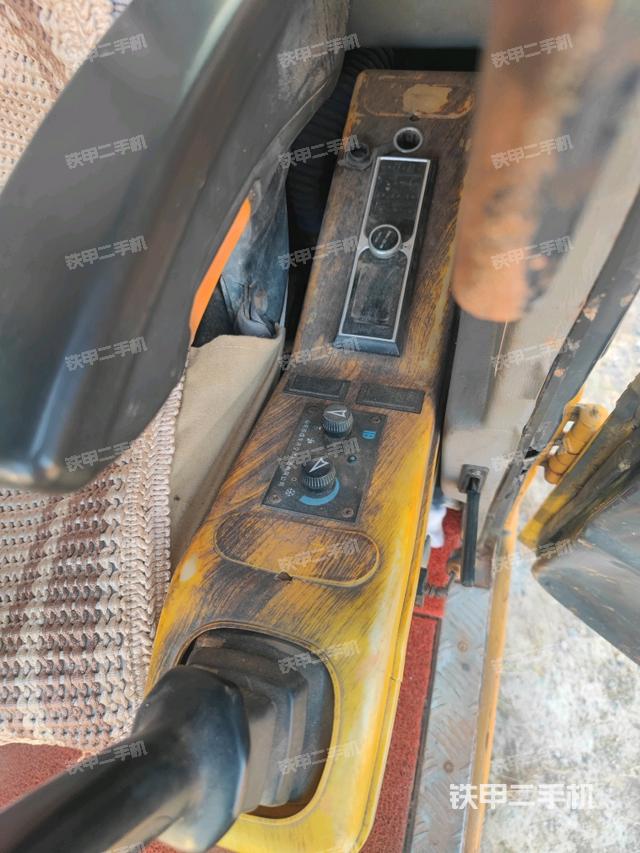 座椅右側(cè)控制臺/鑰匙門/油門/含右手柄（駕駛室部分）