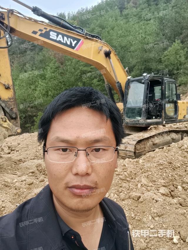 三一重工SY215C挖掘机的设备实拍-第1张实拍照片