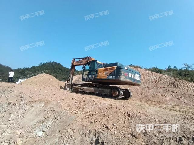 现代R350LVS挖掘机的设备实拍-第3张实拍照片