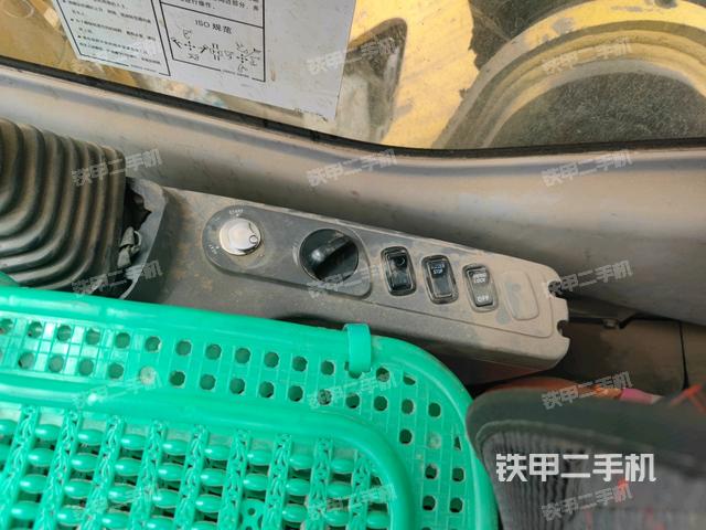 座椅左側控制臺/音響/含左手柄(駕駛室部分) 座椅左側控制臺/音響/含左手柄(駕駛室部分)