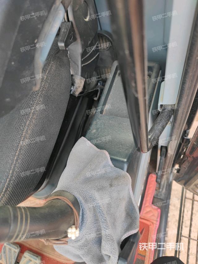 座椅右側(cè)控制臺(tái)/鑰匙門(mén)/油門(mén)/含右手柄(駕駛室部分) 座椅右側(cè)控制臺(tái)/鑰匙門(mén)/油門(mén)/含右手柄(駕駛室部分)